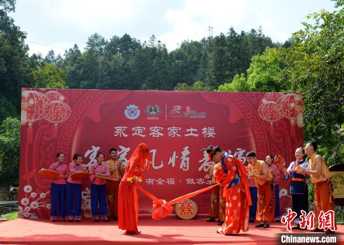 今年“十一”黄金周，福建土楼永定景区举办丰富多彩的客家风情表演。　温学元 摄