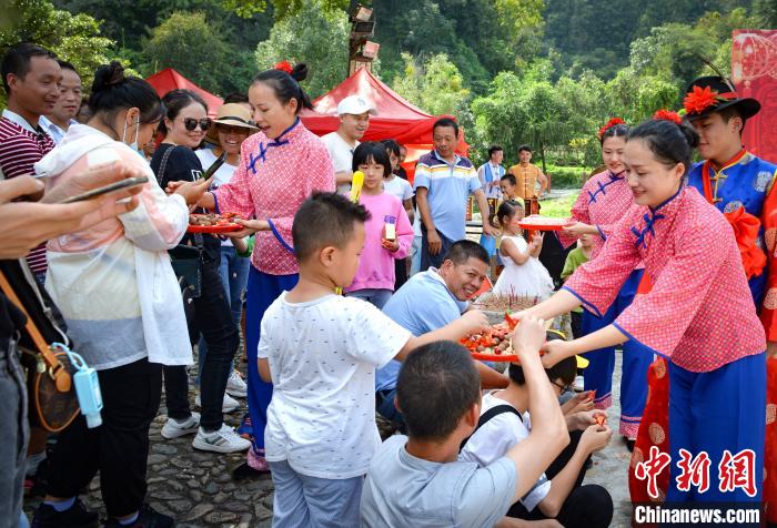 今年“十一”黄金周，福建土楼永定景区举办丰富多彩的客家风情表演。　温学元 摄